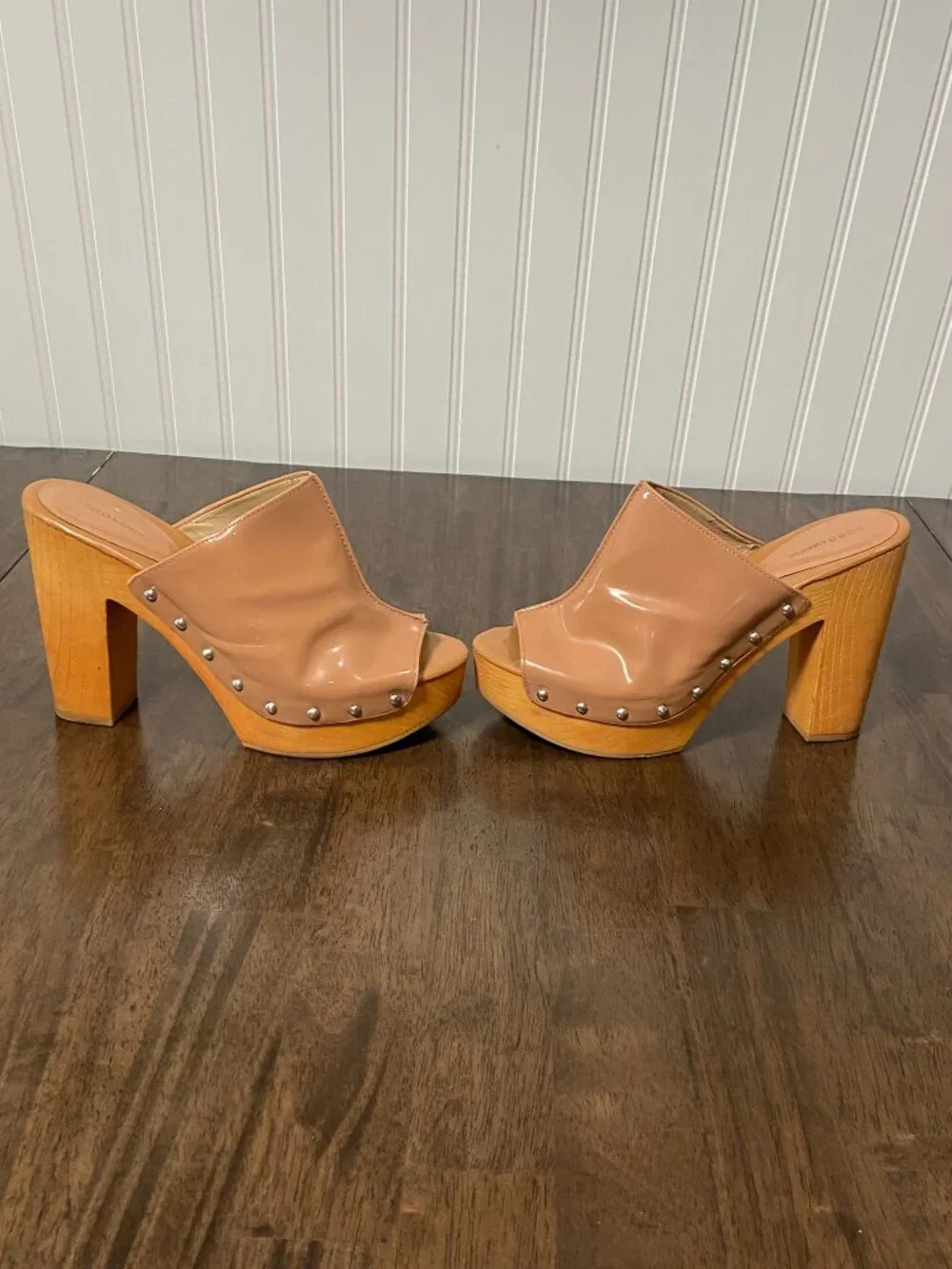 BCBG Karena Platform Clog Mules Tan Patent Studded Wooden Heel Y2K Size 10